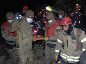 Hatay’da Sultan Teyze 137 Saat Sonra Enkaz Altından Çıkartıldı