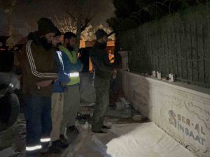 Hatay’da Arama Kurtarma Ekiplerinden Nöbetleşe Akşam Namazı