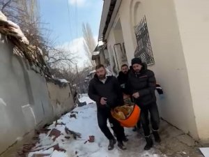 Deprem Sonrası Evinde Yalnız Kalan Alzheimer Hastası Kadına Sağlıkçılar Ulaştı
