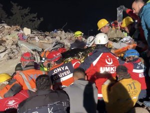 Enkazdaki 57 Yaşındaki Kadın 135 Saat Sonra Kurtarıldı