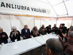 Cumhurbaşkanı Erdoğan, Çadır Kentte Depremzedeleri Ziyaret Etti