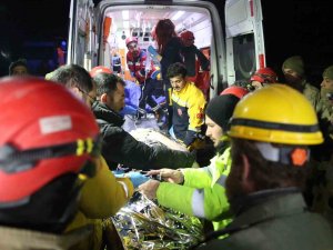 Depremin 137. Saatinde Enkaz Altından Çıkarıldı, Her Soruya Cevap Verdi