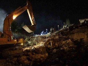 Hayat Sitesinde Umutlu Bekleyiş: 6. Günde Enkazda Yaşam İzi