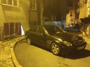 Fatih’te El Freni Çekilmeyen Otomobil Çarptığı Evin Duvarını Yıktı
