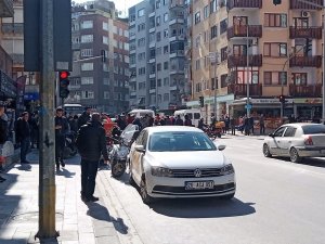 Otomobille Çarpışan Motosikletli Kurye Ağır Yaralandı
