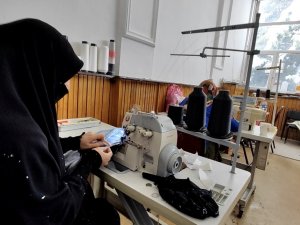 Tatvanlı Kadınlar Depremzedeler İçin Kışlık Kıyafet Dikiyor