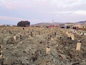 Hatay’da ’Deprem Mezarlığı’nı Denizli Kurdu