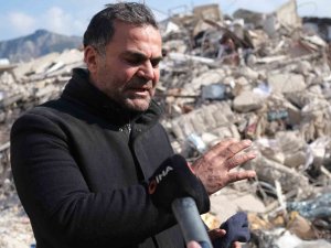 Hatay’da Enkazdan Kurtulan Emekli Emniyet Müdür Yardımcısı Yaşadıklarını Gözyaşlarıyla Anlattı