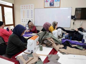 Depremzedeler İçin Elleriyle Diktiler