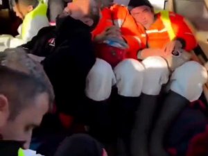 Enkaz Başında Yorgunluğunu Unutan Ekiplerin Yürek Isıtan Görüntüleri
