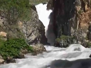 Deprem Sonrasında Şelalenin Suyu Kesildi