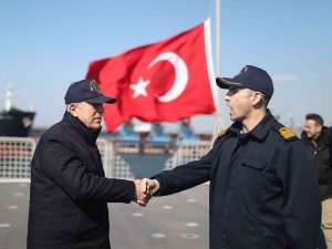 Bakan Akar, Tcg Sancaktar’da Depremzedeleri Ziyaret Etti