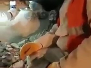 Madenciler Enkazda Mahsur Kalan Muhabbet Kuşunu 136 Saat Sonra Kurtardı