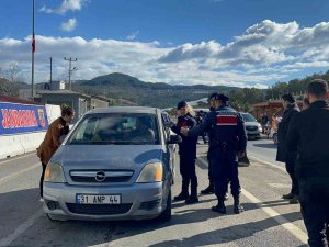Jandarma Ekipleri Depremzedelere Yiyecek Ve İçecek İkramı Yapıyor