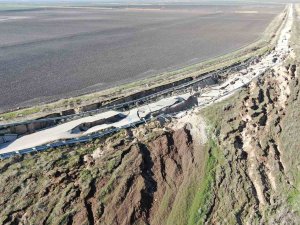 Depremin Merkezinden Korkunç Görüntü: Yol Yarıldı, Devasa Çatlaklar Oluştu