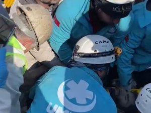 152 Saat Sonra Enkazdan Sağ Çıkarıldı