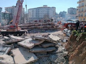 Enkaza Dönen Apartmanın 7 Ayrı Noktasında Arama Kurtarma Çalışması Yapılıyor
