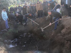 Hatay’da Enkaz Altında Kalarak Hayatını Kaybeden 4 Kişilik Aile Cizre’de Toprağa Verildi