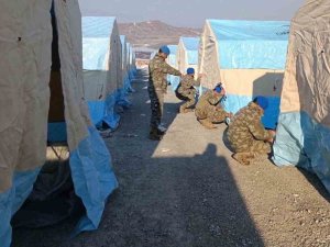 Mehmetçik Depremin İlk Gününden Bu Yana Çadır Kurmaya Devam Ediyor
