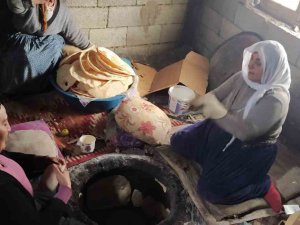 Hakkarili Kadınlar Deprem Bölgesi İçin Tandır Başından Ayrılmıyor