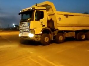 Kayseri Büyükşehir’den Deprem Bölgesine 5 Kamyon, 1 Pikap Ve 1 Karavan Daha Sevk Edildi