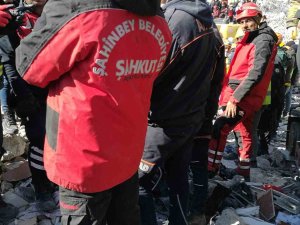 Şahkut, Nurdağı’nda 10 Kişiyi Enkazdan Canlı Çıkarttı