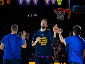 Barcelona, ’Türkiye Ve Suriye’deki Depremzedelere Destek Verin’ Yazılı Tişörtlerle Parkeye Çıktı