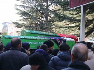 Depremde Hayatını Kaybeden Özlem Öğretmen Ve 5 Yaşındaki Kızı Toprağa Verildi
