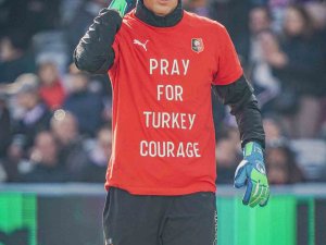 Doğan Alemdar, Sahaya ’Türkiye İçin Dua Edin’ Tişörtüyle Sahaya Çıktı