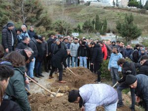 Depremde Hayatını Kaybeden Lise Öğrencisi Sinop’ta Toprağa Verildi