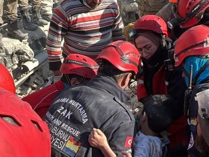 Gaziantep’te 9 Yaşındaki Semih Depremin 156. Saatinde Sağ Olarak Kurtarıldı