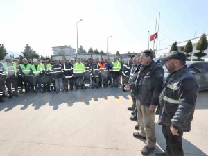 Bakan Dönmez, Deprem Bölgesinde Çalışan Elektrik İşçilerini Ziyaret Etti