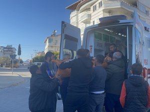 Hafif Ticari Araçla Motosikletin Çarpıştığı Kazada 2 Kişi Ağır Yaralandı