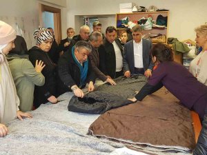 Kadınlar Depremzedeler İçin Uyku Tulumu Dikiyor