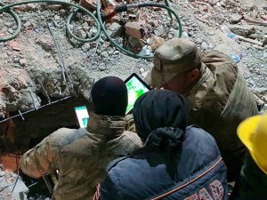 Jandarma 147’nci Saatte Minik Eylül’ü Enkazdan Sağ Olarak Çıkardı