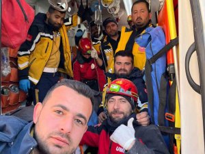 152. Saatte Göçük Altından Çıkartılan 85 Yaşındaki Kadının Sağlık Durumu İyi