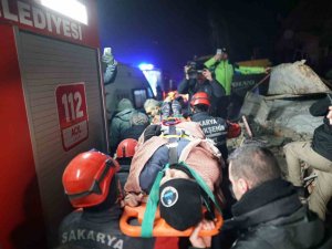 Deprem Bölgesine 80 Yardım Tırı Gönderildi, Ekipler 33 Cana Umut Oldu