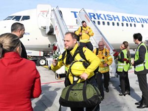 Deprem Bölgesinden Gelen Alman Kurtarma Ekipleri İ̇stanbul Havalimanı’nda Çiçeklerle Karşılandı
