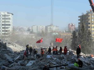 Kahramanmaraş’ta Depremin 7. Gününde Ailelerin Umutlu Bekleyişi Sürüyor