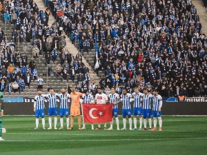 Tolga Ciğerci Isınmaya "Başın Sağ Olsun Türkiye" Tişörtüyle Çıktı