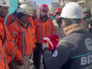 Türk Arama Kurtarma Ekibinden Venezüellalı Ekibe Türk Bayrağı Hediyesi