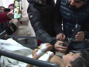 Enkazdan 156 Saat Sonra Kurtulan 9 Yaşındaki Semih’in ’Muslera’ Hayali Gerçek Oldu