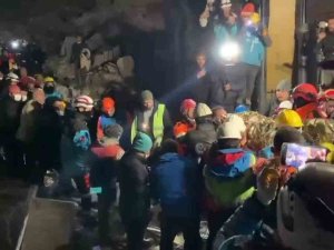 Hatay’da 62 Yaşındaki Mehmet Amca 160 Saat Sonra Enkazdan Kurtarıldı