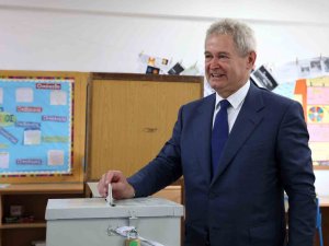 Gkry’de Liderlik Seçimini Eski Dışişleri Bakanı Christodoulides Kazandı