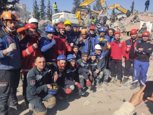 Türk, Ermeni Ve Abd’li Ekip 2 Kadını Enkazdan Sağ Çıkardı
