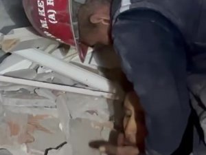 Amasyalı Madenci Elleriyle Kazdığı Enkazdaki Kadının Yüzünü Böyle Yıkadı