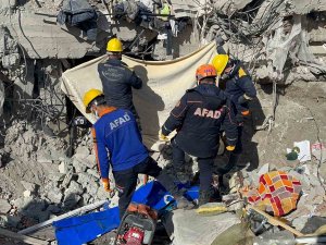 Muş Afad Ekipleri 23 Kişiyi Enkazdan Canlı Çıkardı