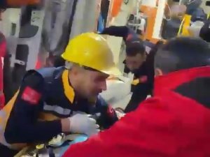 Hakkari Umke Ekibi 13 Yaşındaki Çocuğu Enkazdan Sağ Çıkarttı