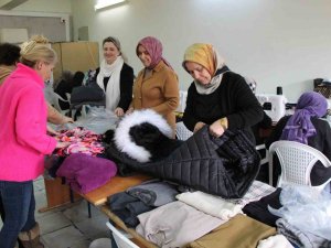 Amasyalılar Depremzedeler İçin Kıyafet Ve Battaniye Dikiyor