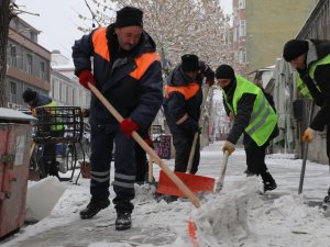Kars Belediyesi’nden Buz Mesaisi
